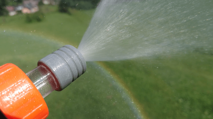 Gartenspritze Wassersegen mit Regenbogen und Luftzopf